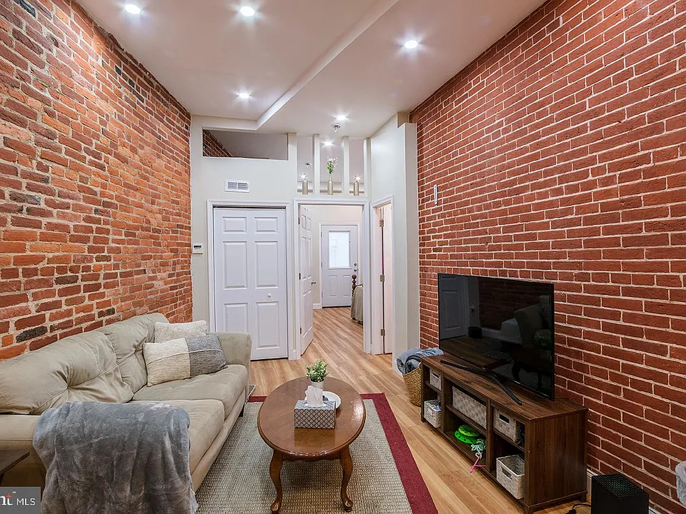 1122 E Passyunk Ave #1
