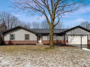 660 Surrey Ln, Hartland, WI 53029