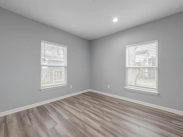 6322 Victoria St — Photo 24