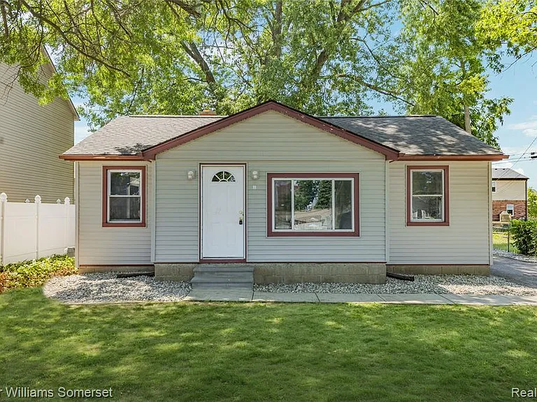 99 Tacoma Dr — Photo 2