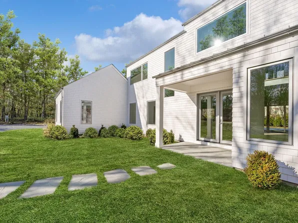 10 Broadwood Ct, Wainscott, NY 11975