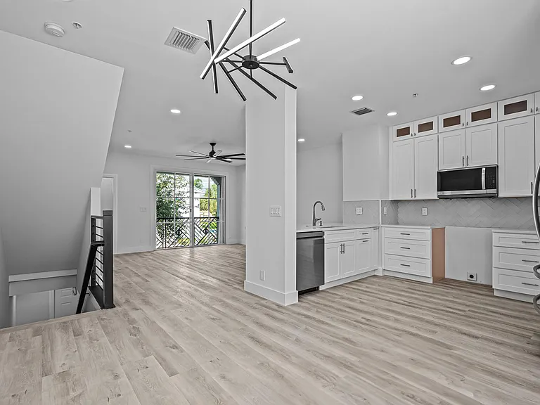 75 NW 4th Ave #75 — Photo 7