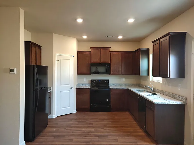 842 Independence Ave — Photo 4