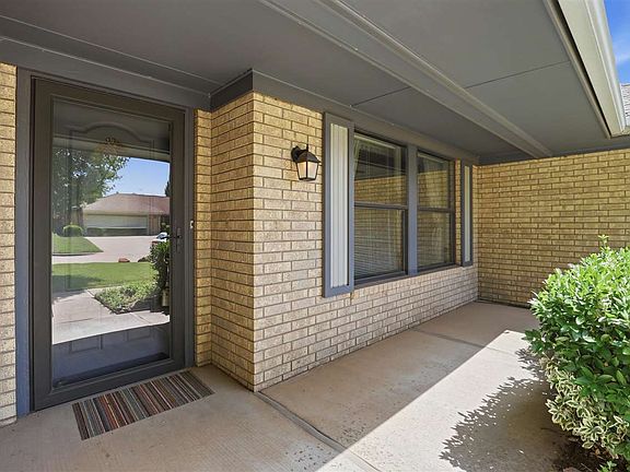 3rd image of 1006 W Moore Ave