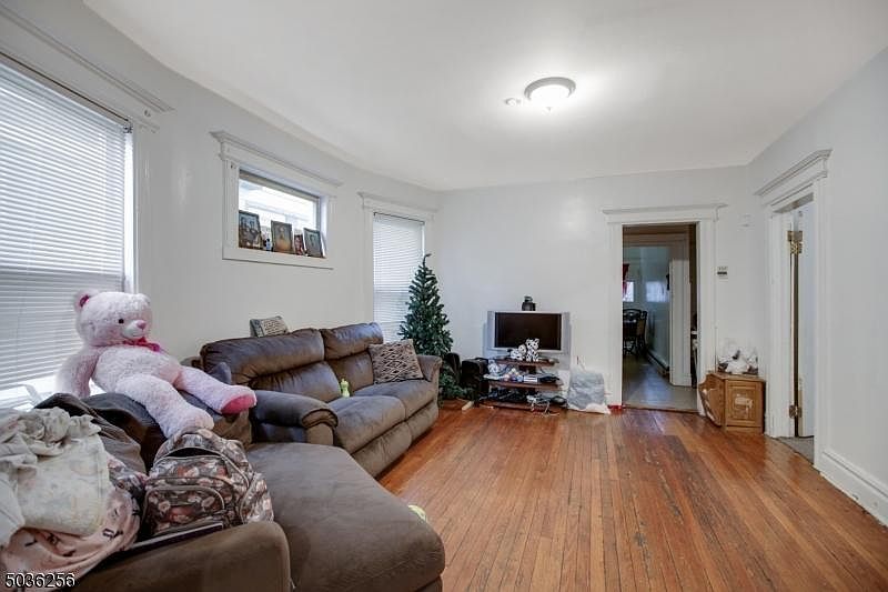 2nd image of 25 Nassau Pl APT 1