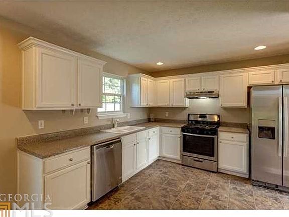 Gorgeous Kitchen offers luxurious stainless steel appliances and beautiful cabinetry!