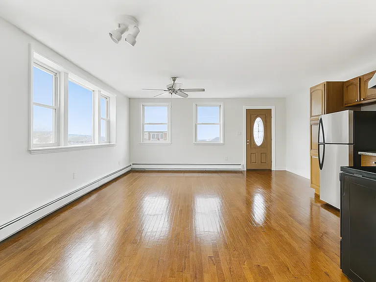 4 Gotham Ave #A — Photo 5