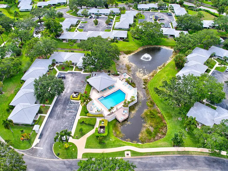 526 Club Dr — Photo 29