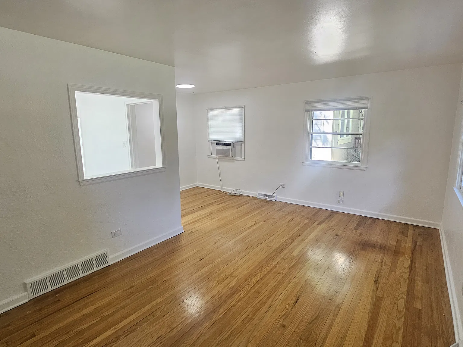 2 bed, 881 sqft, $2,300 — Photo 3