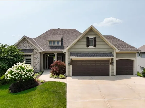 9752 Hastings St, Lenexa, KS 66227