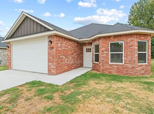 220 E Abbot Ln, Mustang, OK 73064