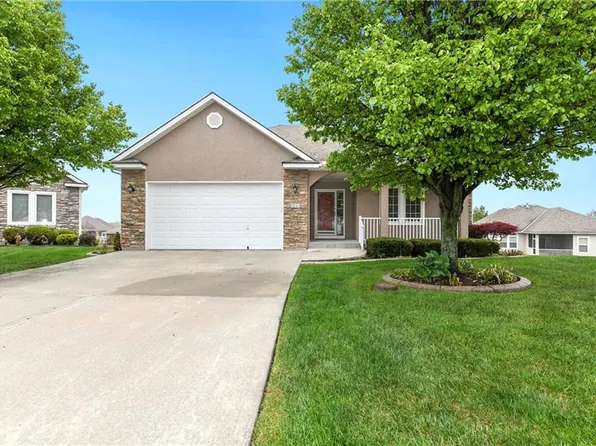 900 SW Olympia Ct, Lees Summit, MO 64082