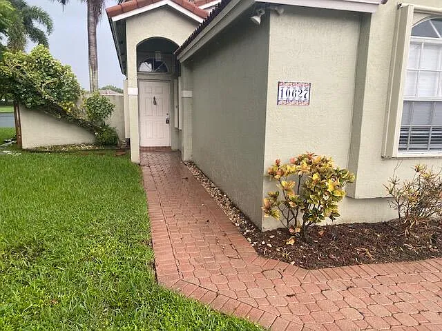 3 bed, 2.0 bath, 1520 sqft, $3,950 — Photo 2