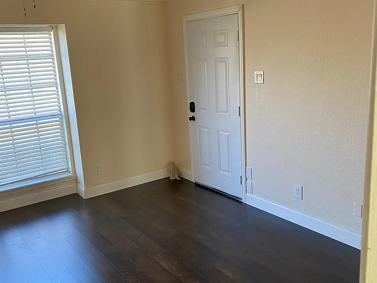 2421 Lakeview Cir — Photo 6