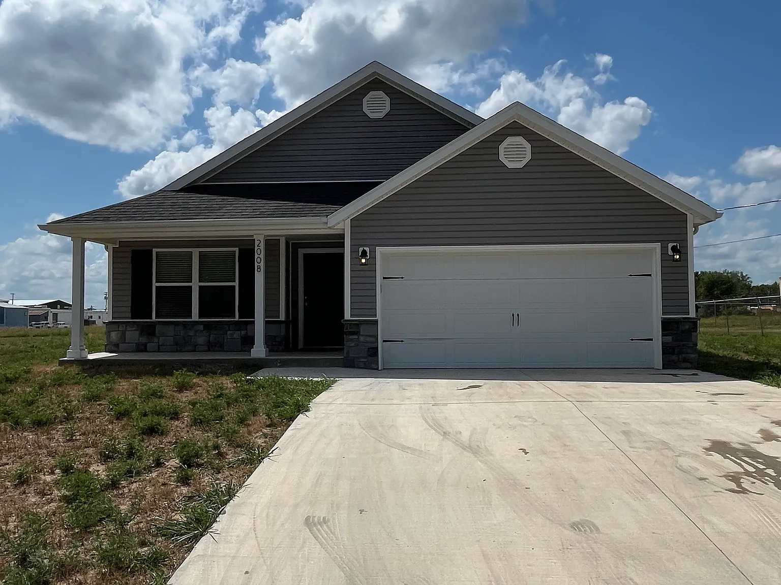 3 bed, 1370 sqft, $1,650 — Photo 1