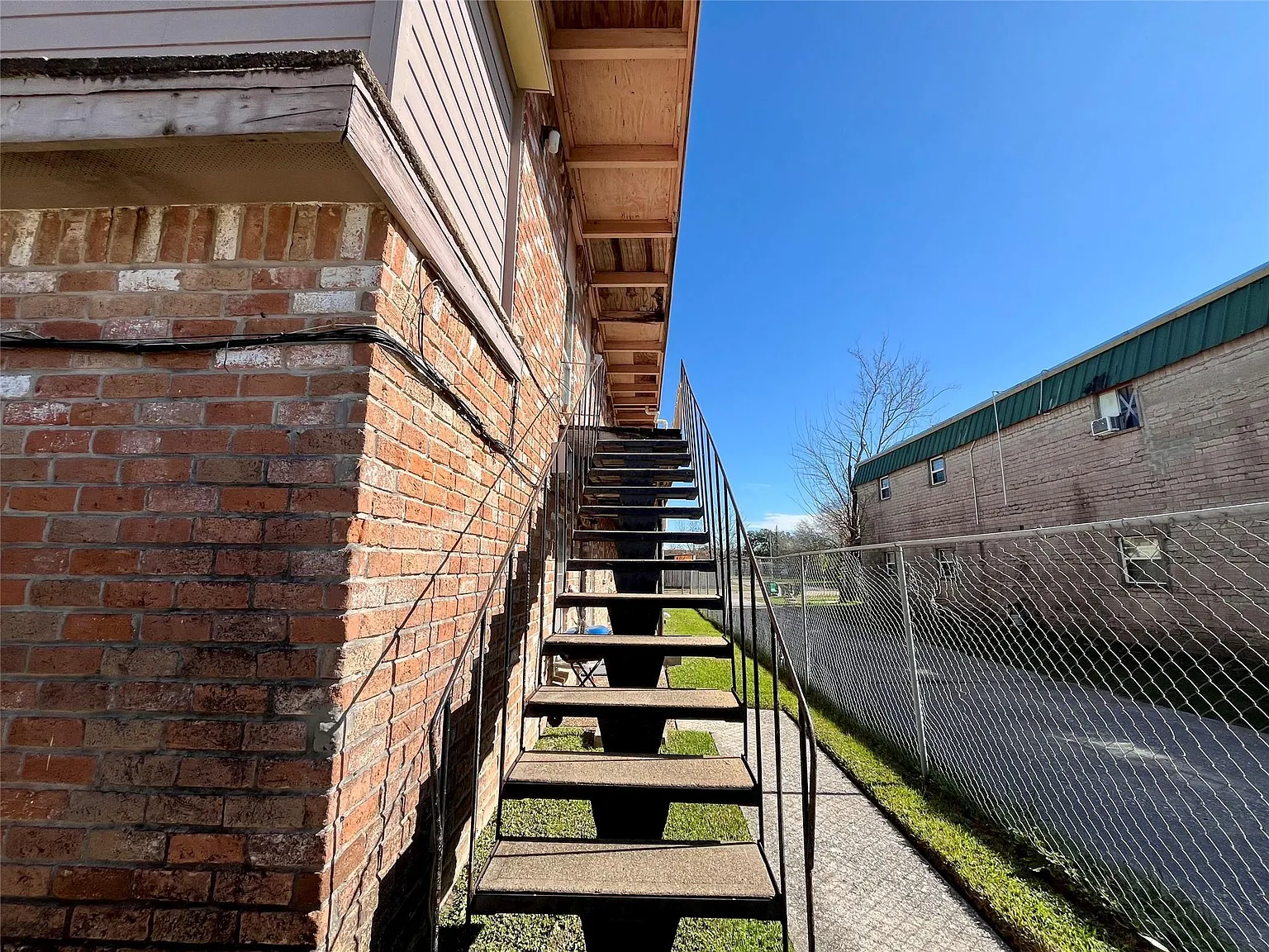 2 bed, 1.0 bath, 3600 sqft, $1,200 — Photo 4