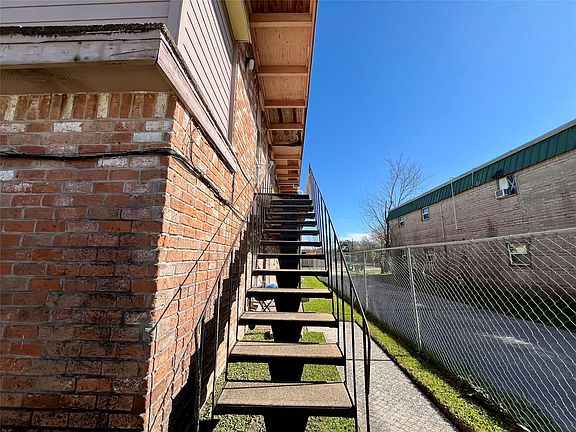 4th image of 1042 W Village Ct #D