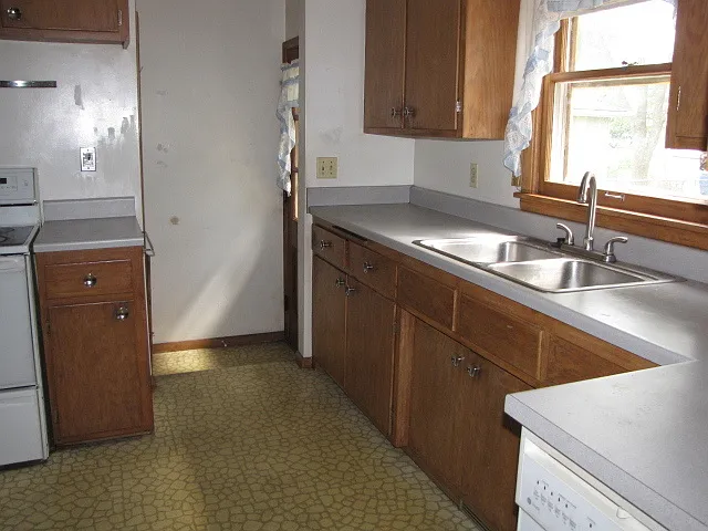 Great location in Richfield,*3Bed*1Bath single family home Avail Now! — Photo 4