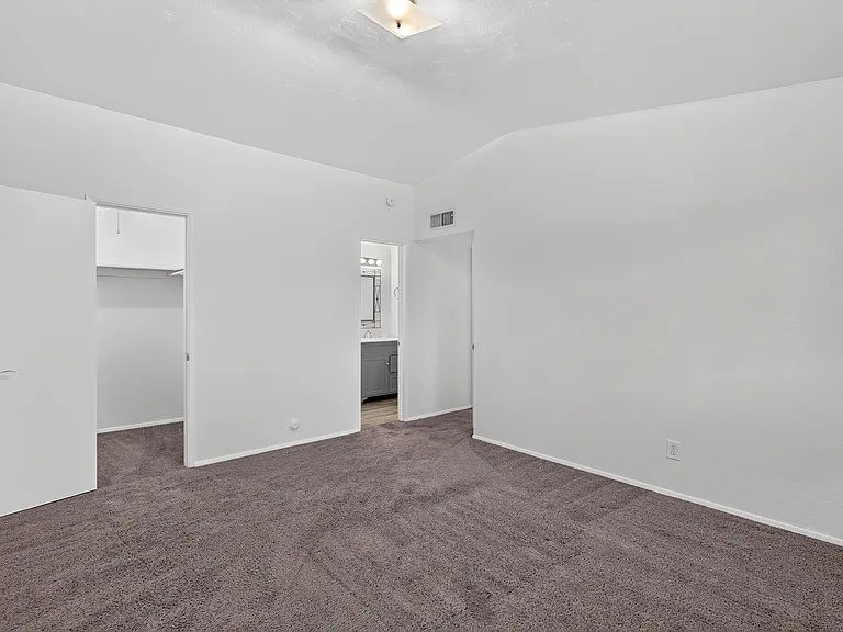 4720 N Miller Rd — Photo 25