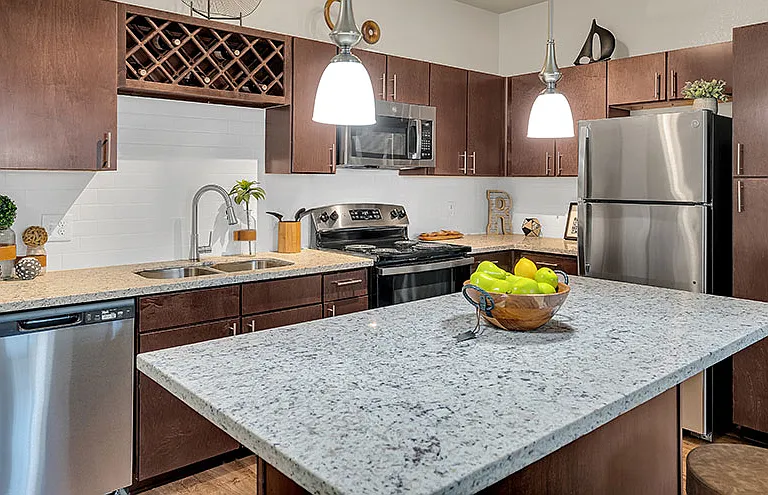 Retreat at Fremaux Town Center Apartments — Photo 12