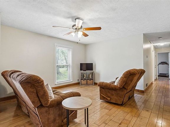 4th image of 1021 Waverly Dr
