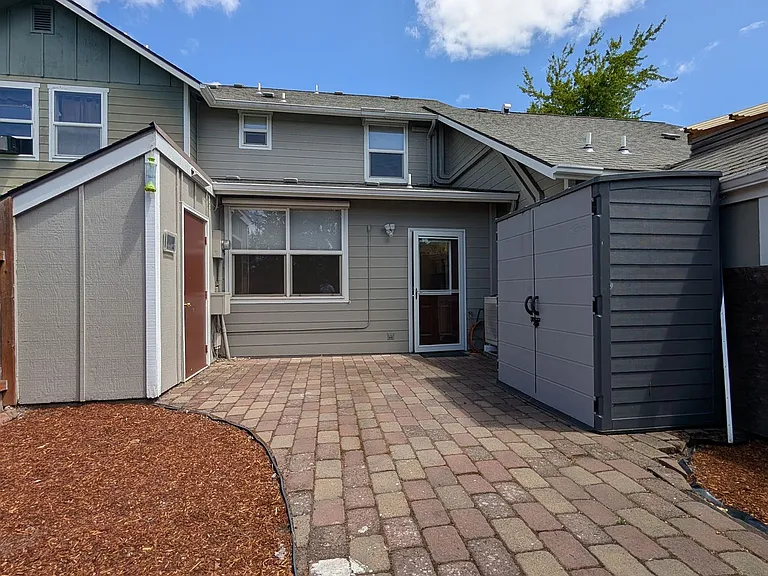 28 Lawrence St — Photo 19