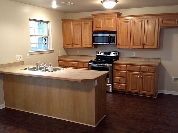 Kitchen w/new range