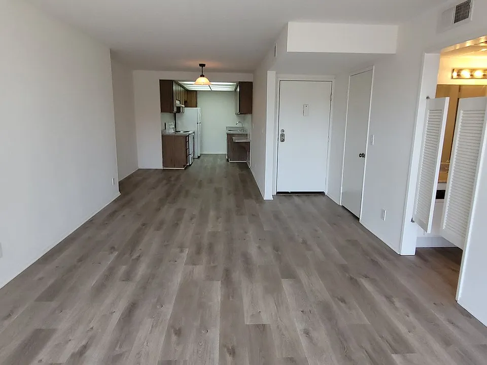 4513 Woodman Ave.