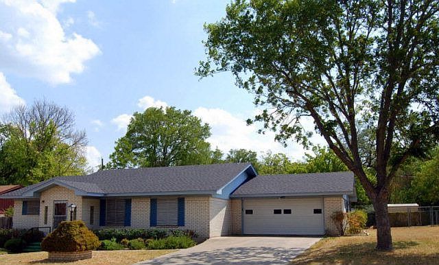 1st image of 905 Lake Dr