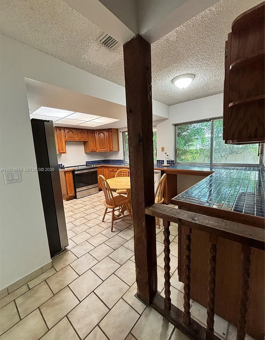 4 bed, 2.0 bath, $3,250 — Photo 4
