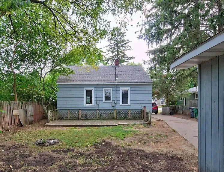 521 Dewey St — Photo 3