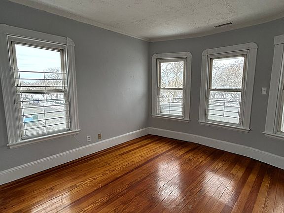 4th image of 588-594 Brock Ave