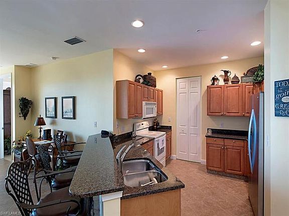 4th image of 951 Collier Blvd #502