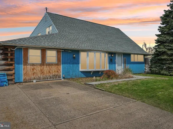 131 Harmony Rd, Levittown, PA 19056