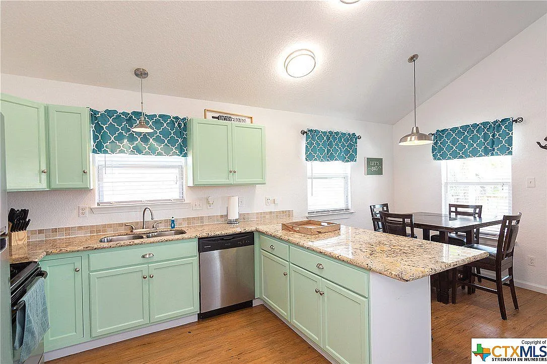 3 bed, 1056 sqft, $2,000 — Photo 1