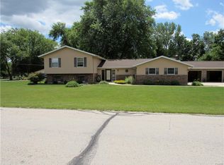 1888 Lakeshore Dr, Troy, OH 45373