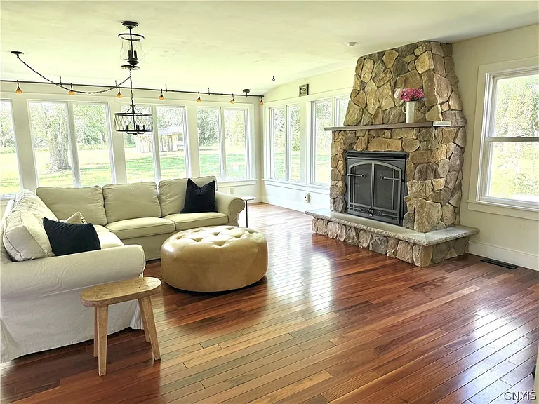 690 Crow Hill Rd — Photo 5