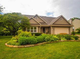 N77W16216 Overlook Dr, Menomonee Falls, WI 53051