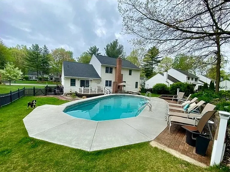 56 Orchardview Dr — Photo 2