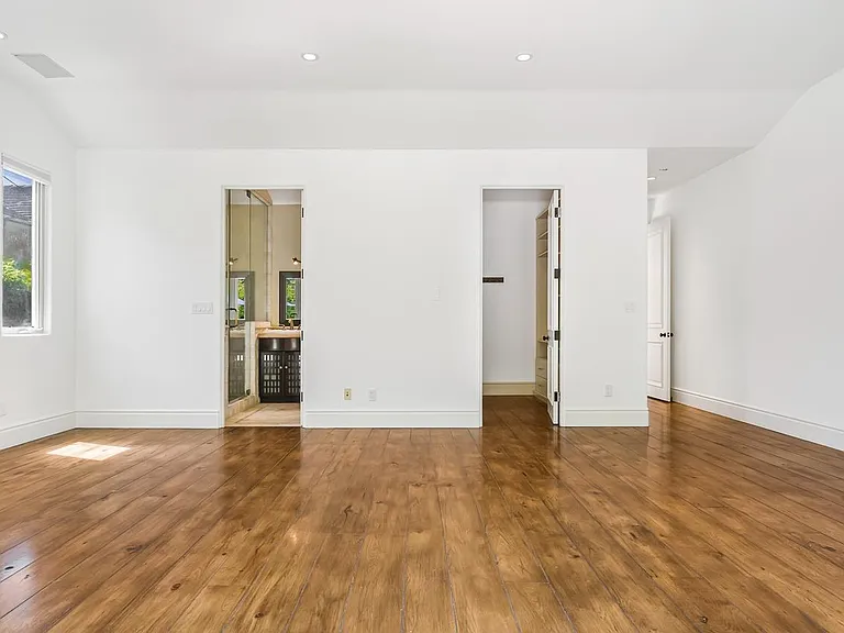 5136 Woodley Ave — Photo 13