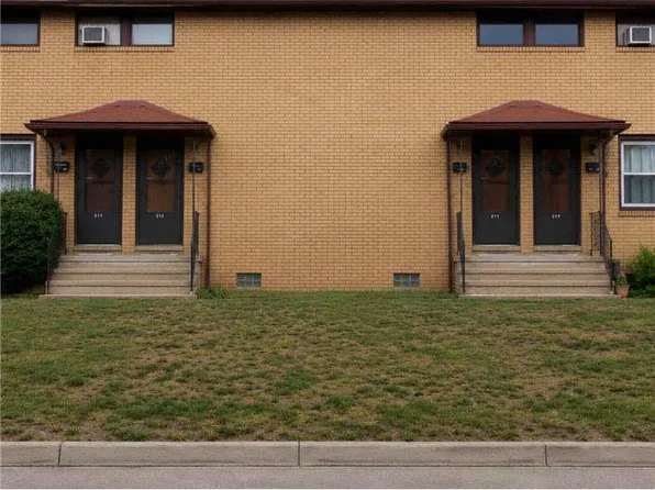 211 Clara Ct, Louisville, OH 44641