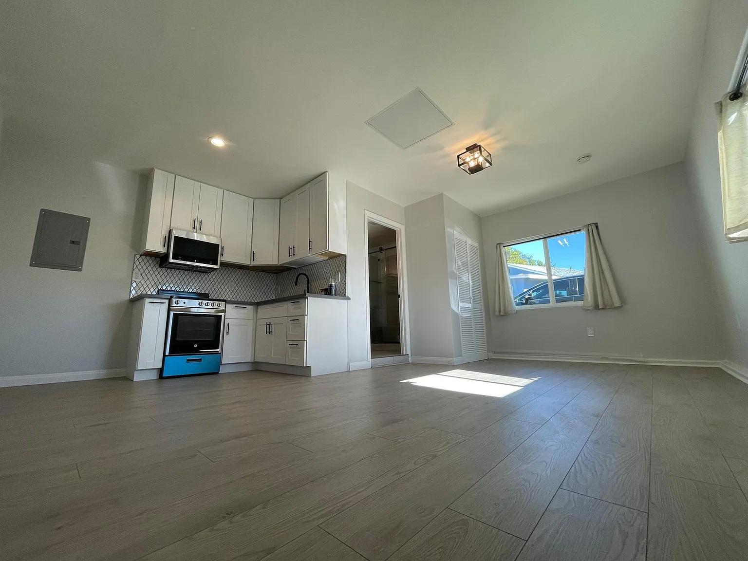 15523 Kingsbury St — Photo 2