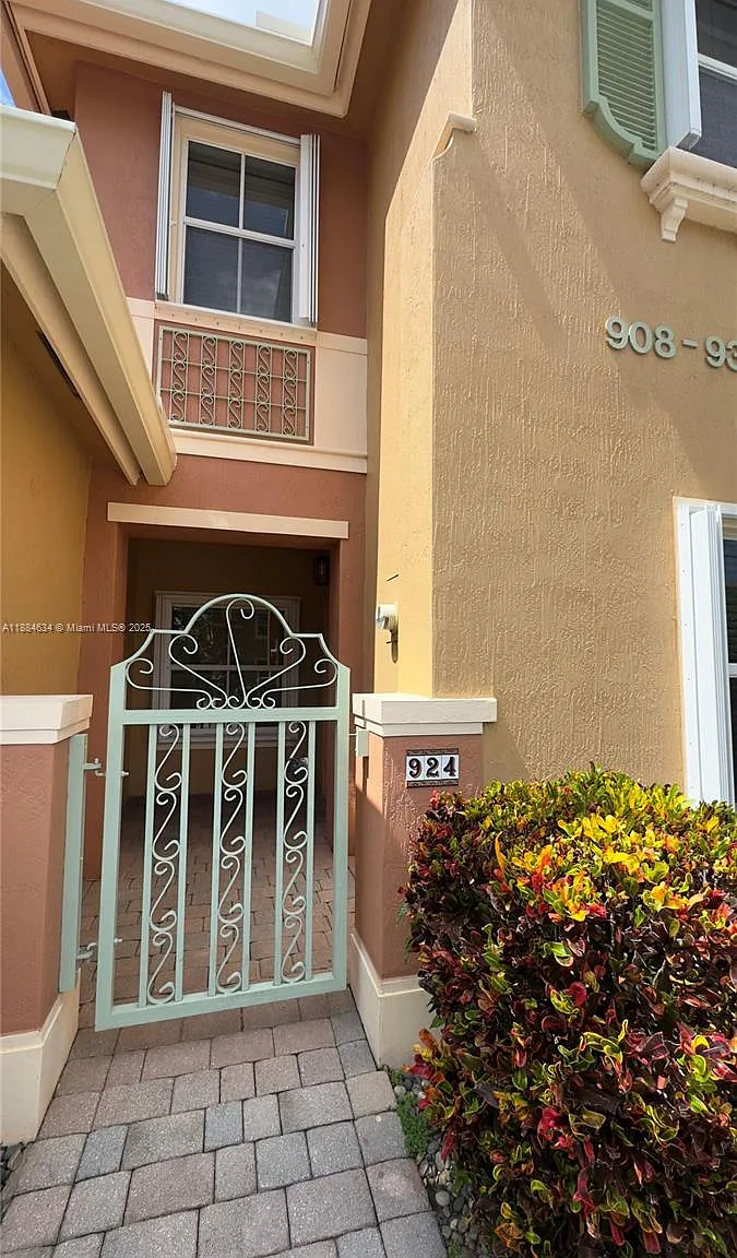 3 bed, 2.5 bath, 1598 sqft, $3,000 — Photo 1
