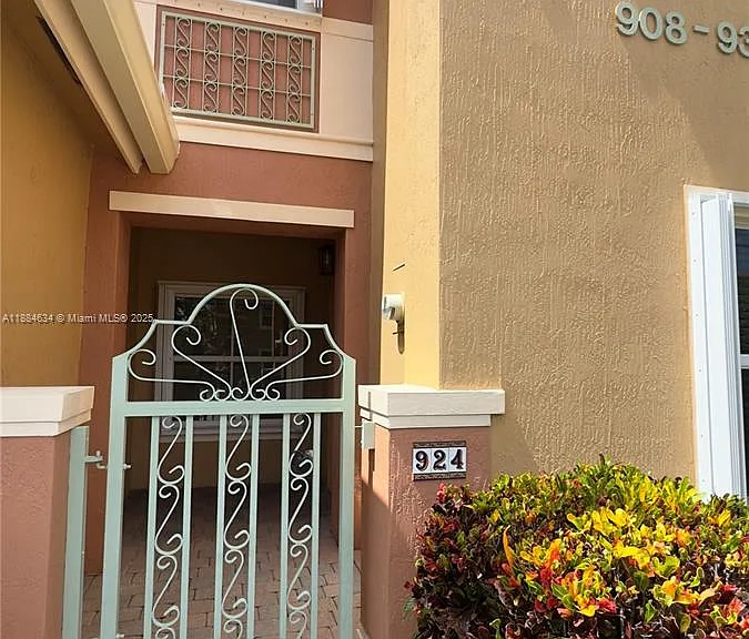 924 SW 143rd Ter — Photo 1