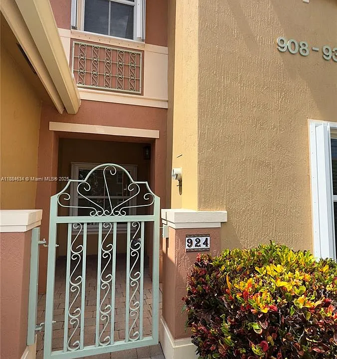 924 SW 143rd Ter