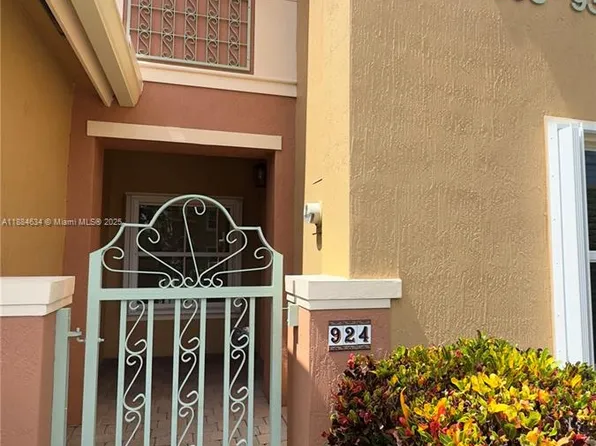 924 SW 143rd Ter, Pembroke Pines, FL 33027