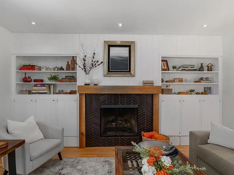 2030 N Altadena Dr — Photo 7