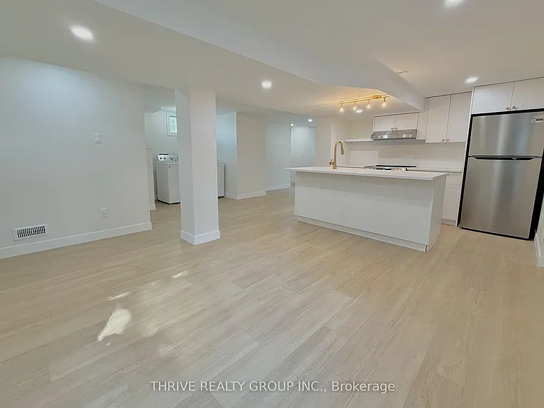 444 Ridgewood Cres #LOWER — Photo 9