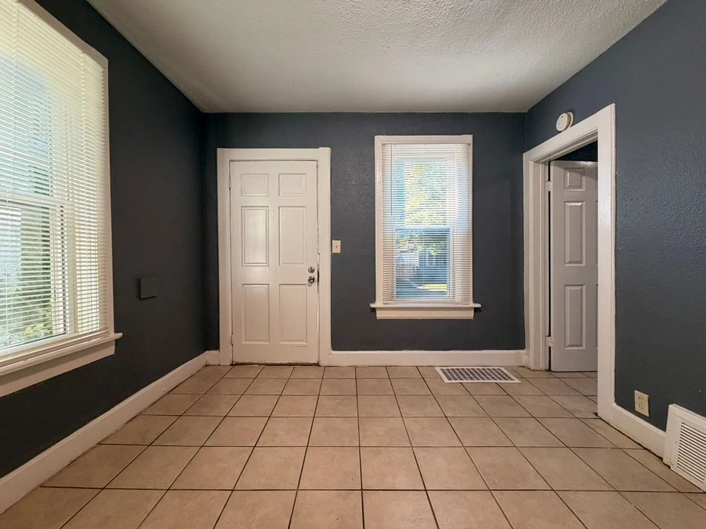 2 Bedroom Lower Duplex Milwaukee — Photo 3