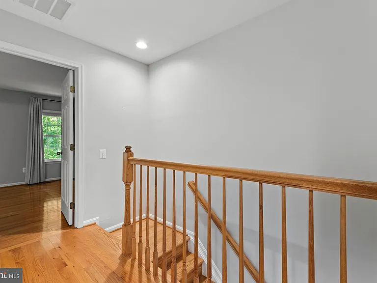 106 Hackley Ct — Photo 10